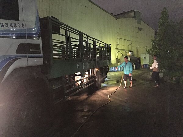 夜間屠宰場動物運輸車輛消毒稽查。圖／新北市動物保護防疫處提供