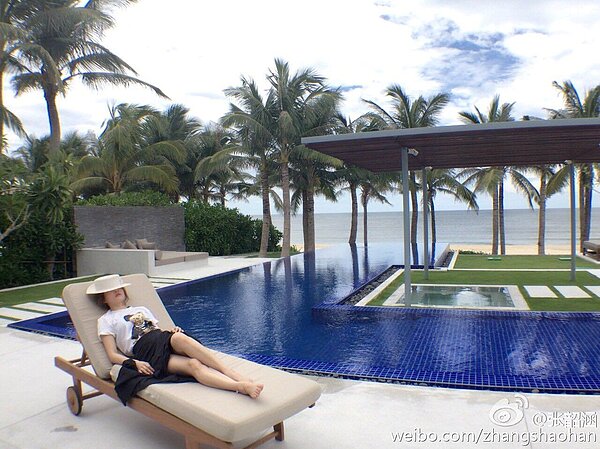 張韶涵多年前曾PO出在海島度假的照片。圖／翻攝張韶涵微博