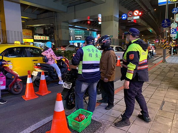 環保局聯合警察局進行夜間攔查。圖／新北市政府提供