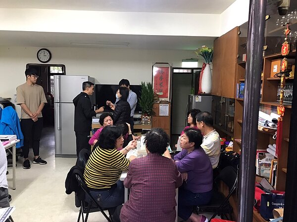 裕民里辦公室時常有社區居民的聚會。圖/胡珈瑋攝影
