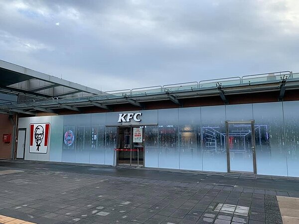 桃園高鐵站旁經營7年的麥當勞,如今換做肯德基引發網友熱議。圖/取自臉書《我是青埔人》社團