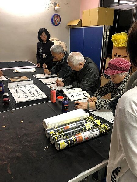 裕民里里民課程書法課的老師現場揮毫。圖/莊振寧提供