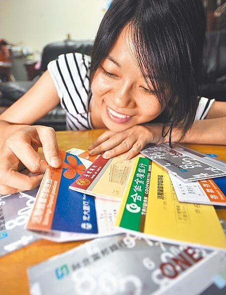 民法修改後,滿18歲不須法定代理人,就可在銀行開戶、申辦信用卡及貸款。(本報資料照片)