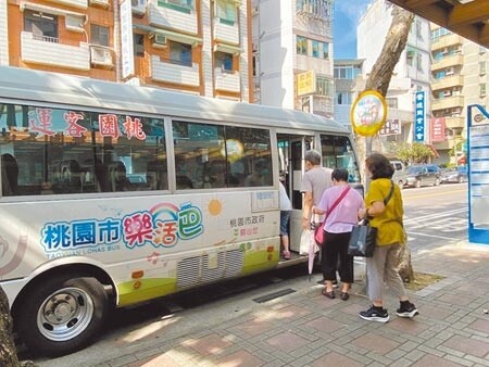 桃園市蘆竹區和桃園區的免費公車「樂活巴士」找嘸廠商，明年起恐開天窗，交通局緊急以租車方式因應，並調整路線班次，僅維持平日營運，假日全面停駛。（蔡依珍攝）