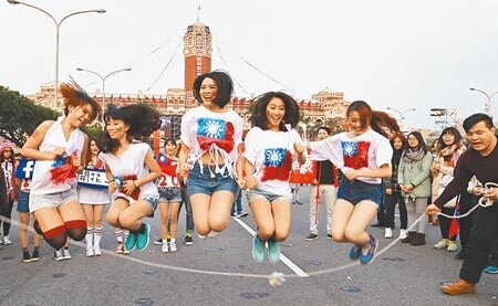 立法院上周三讀《民法》修正案,將「成年」年齡下修至18歲後,昨天一口氣通過25項相關法律修正案。圖/中時資料照