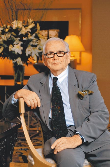 時尚大師皮爾卡登法國時間29日由家屬宣布於巴黎近郊Neuilly醫院逝世，享耆壽98歲。圖／中時資料照