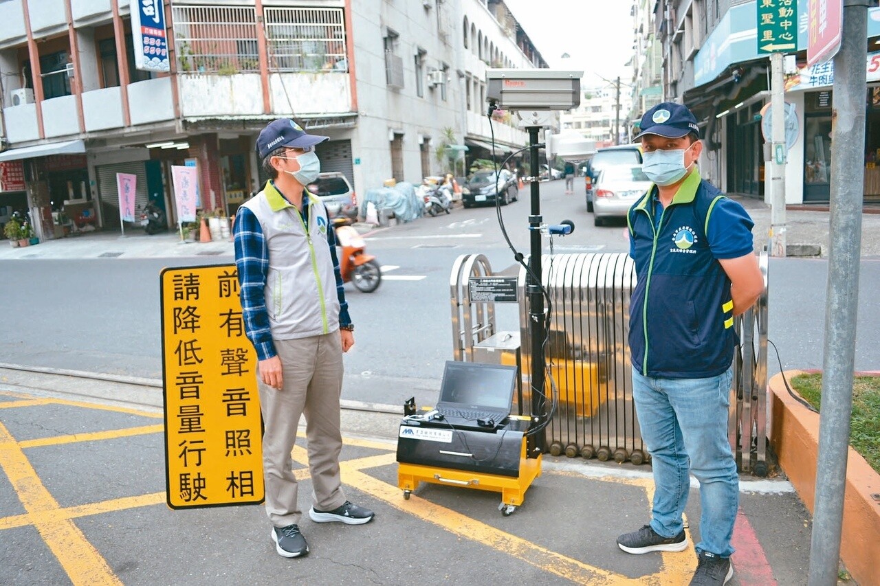 聲音照相器明年起上路「抓吵」，南市環保局連日來進行測試。記者鄭惠仁／攝影