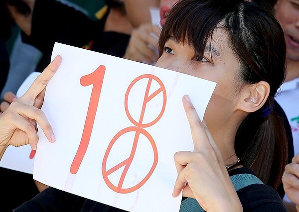 成年下修為18歲,修法後影響扶養子女免稅額及適用資格、直系血親卑親屬扣除額 等。圖/本報資料照片