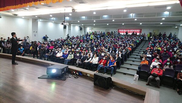 高雄捷運小港林園線說明會，市長陳其邁出席和居民面對面溝通，現場有600多人參與。圖／高雄市捷運局提供