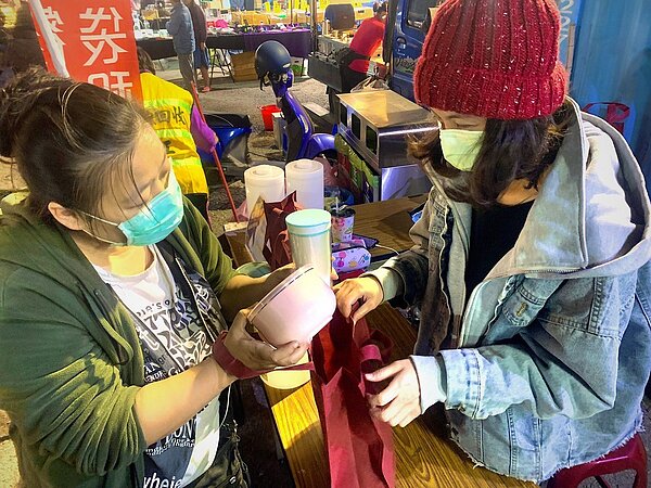 台南市永康區復華夜市試辦環保夜市,每天可減少使用8400多個免洗餐具。圖/南市環保局提供