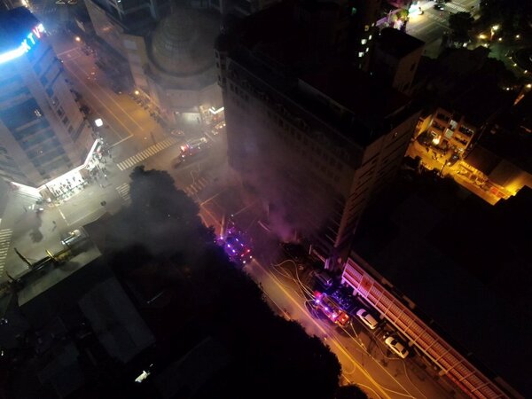 台中中華路與民生路一處公寓大廈一樓店面30日凌晨發生火警。圖／台中市消防局提供