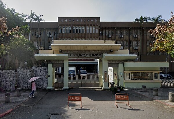 和平高中整修廁所後發現,最後一間隔間玻璃竟是透明設計。圖/Google Map