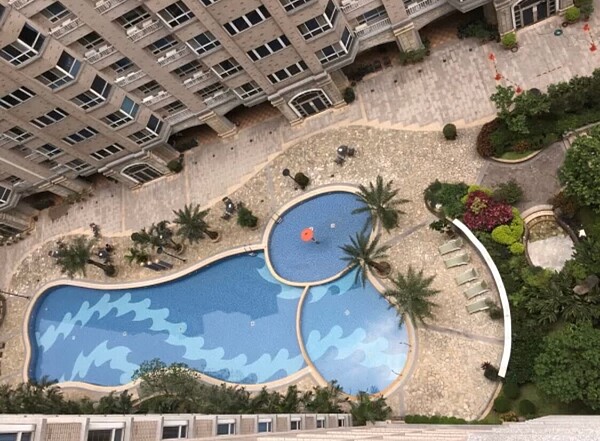 三重一間社區的游泳池形狀也相當特殊。圖/截自PTT