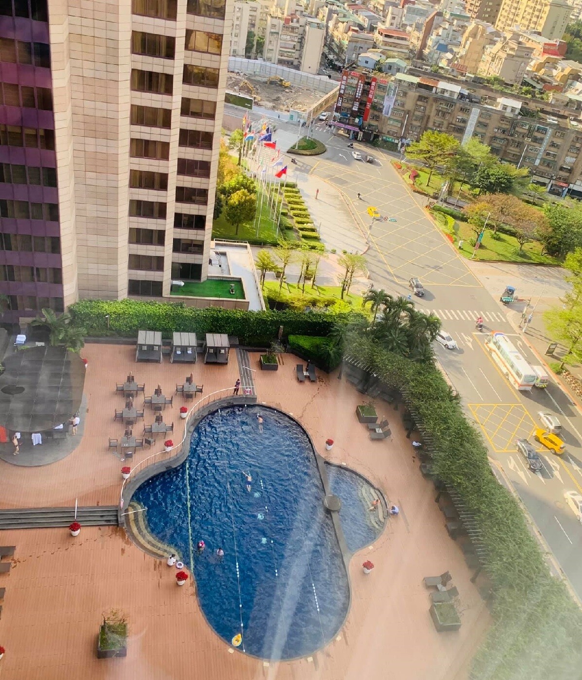 有網友發現台北君悅酒店的的戶外游泳池形狀像極了「衛生棉」。圖/截自臉書社團《新·路上觀察學院》