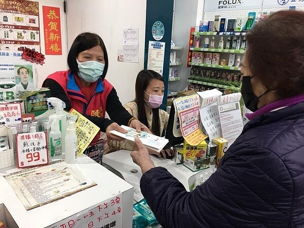 陳玉女每日到民權里內藥局發放口罩，服務里民。（圖/陳玉女提供）