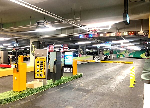 板橋音樂公園地下停車場511個汽車停車位及100個機車停車位,汽車臨停每小時30元,月票3400元,機車臨停每次20元,月票300元。圖/新北交通局提供