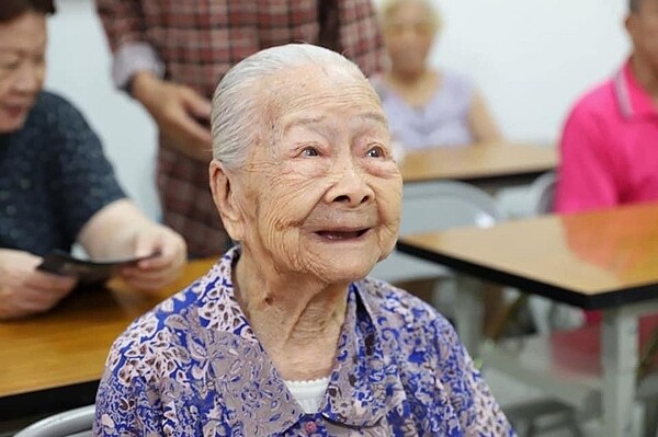 大同區民權里106歲凌阿嬤聽課時露出滿足的笑容。（圖/陳玉女提供）