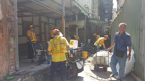 民權里與清潔隊合作,重新打掃社區環境。(圖/陳玉女提供)