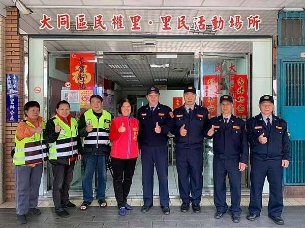 陳玉女帶領民權里社區守望相助團隊與寧夏路派出所合作,共同維護社區治安問題。(圖/陳玉女提供)