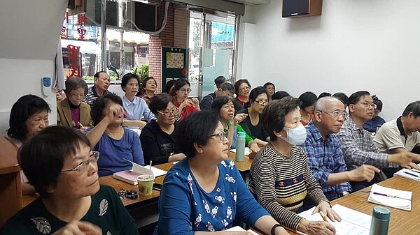 民權里辦公室每週安排固定課程,邀請長者們一同上社區課程。(圖/陳玉女提供)
