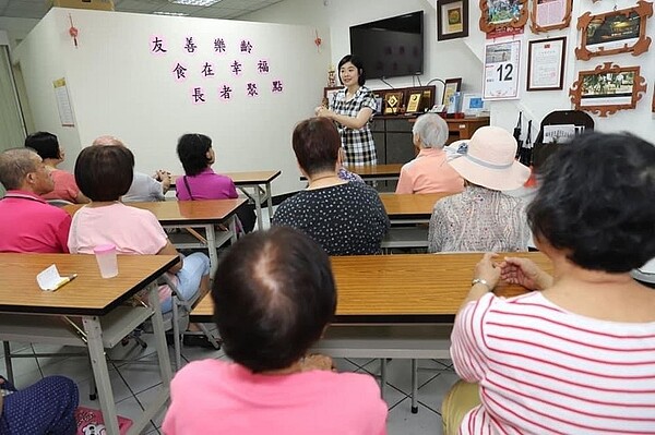 大同區民權里長者們每週三共餐，且有專業營養師為他們上課。（圖/陳玉女提供）