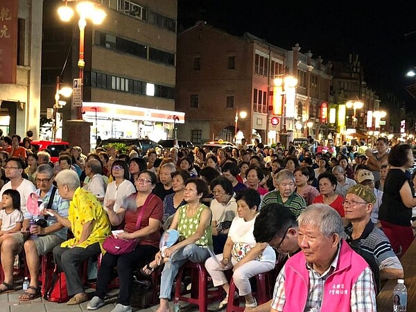 大同區永樂里舉辦中秋聯歡晚會，吸引大批里民參與，共同享樂。（圖/林宗穎提供）