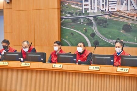 新北市長侯友宜30日宣布重啟「人潮儀表板」機制,提供亮燈預警。(葉德正攝)