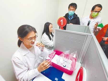 台南市政府環保局培訓嗅覺員及時檢測空氣異味是否超標。（洪榮志攝）