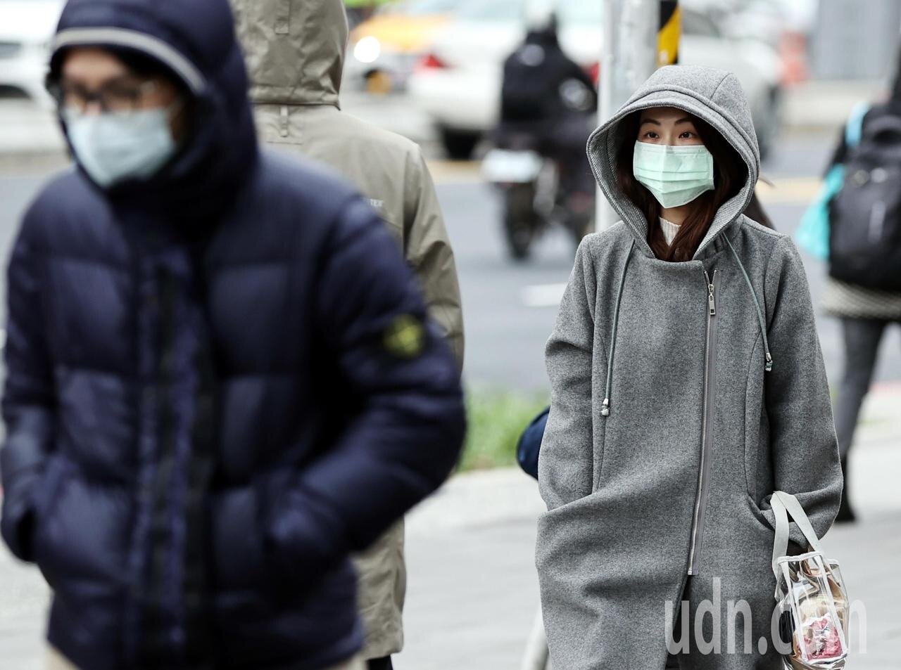 入冬以來最強寒流報到,外出民眾無不瑟縮身體、雙手插口帶禦寒。記者侯永全/攝影