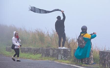 霸王級寒流讓氣溫有如溜滑梯般快速下降,桃園市復興區30日白天氣溫下探5度。圖/中時資料照