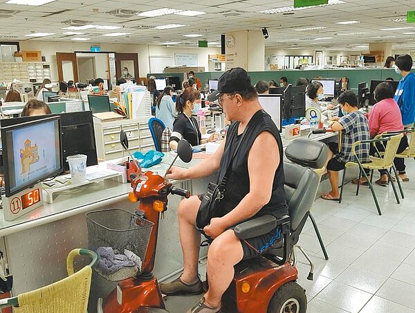 今年8月申請高雄市住宅租金補貼的民眾注意了,最快從12月31日起,就能領取每月最高3200元的租金補貼款。圖為民眾申請住宅租金補貼情形。(高雄市都發局提供/林瑞益高雄傳真)