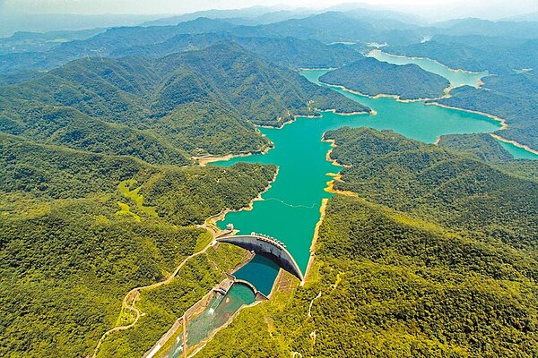 翡翠水庫遭不肖業者棄置大批印刷廢液,北檢起訴威昇、瑞豐8家公司、7名業者,圖為水庫空拍畫面。(台北翡翠水庫管理局提供)