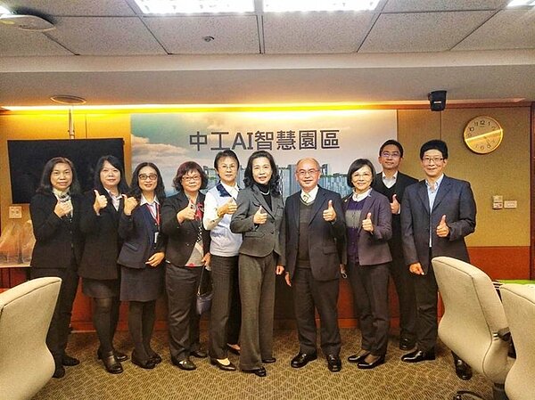 歷年工業廠辦最大手筆聯貸案登場，中華工程土城「AI智慧園區」160億元聯貸案，正式簽約。圖／中工提供