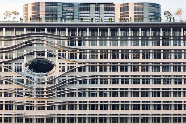 這棟位於中國醫藥大學水湳校區的教學大樓設計吸引網友目光。圖／截自臉書社團《新·路上觀察學院》