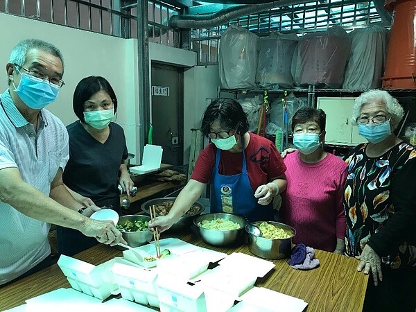 福住里每周三舉辦老人共餐，李欣芠為長輩舀菜。圖片擷取自台北市福住里臉書