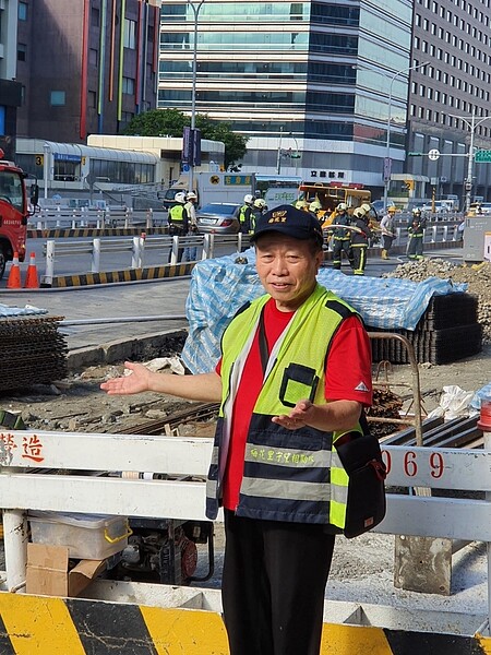 梅花里里長吳崑山到現場監督施工。（圖／吳崑山提供）
