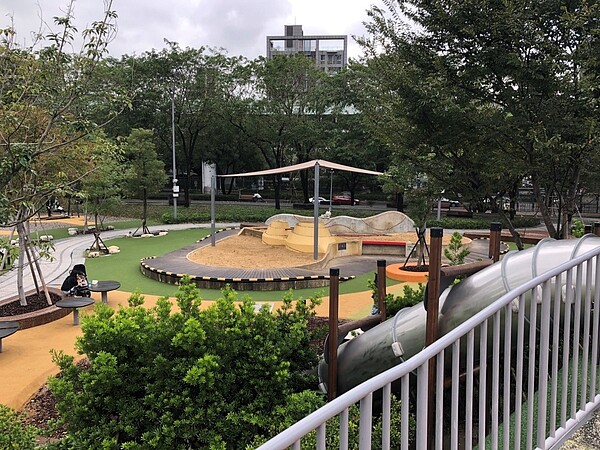 中央藝文公園設有兒童遊樂區，是里民假日的好去處。（圖／施欣佑攝）
