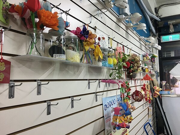 針對長者舉辦的各式課程，使得長輩們製作出許多富含巧思的作品。圖／張慧萱攝
