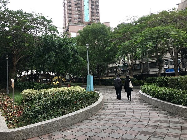 朝陽茶葉公園內有眾多與「茶」文化相連的設施，除里民之外也時常吸引遊客們到訪。圖／張慧萱攝