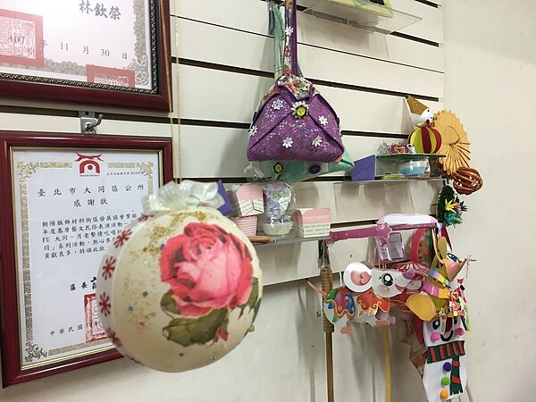 課程也會搭配各式節慶，製作出節慶特色的創意作品。圖／張慧萱攝
