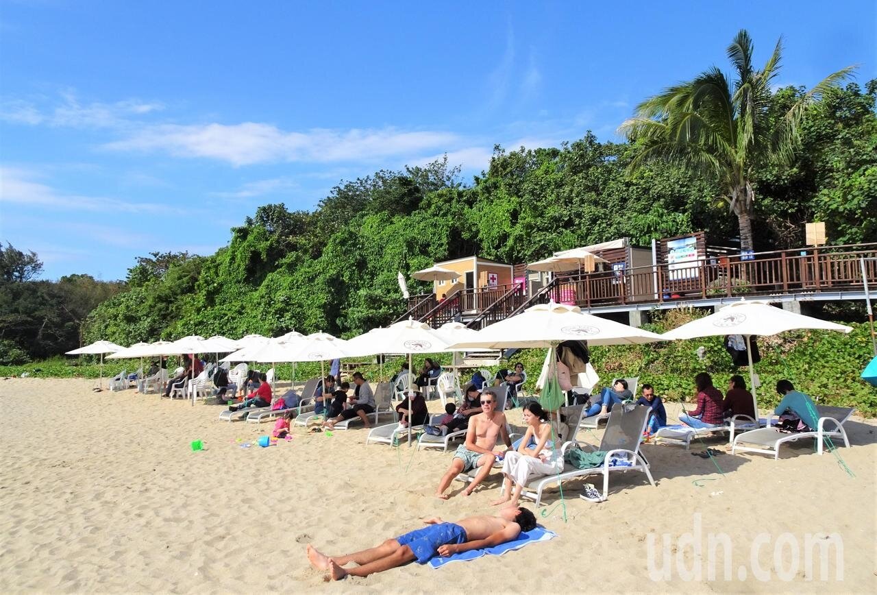 屏東墾丁今天白天陽光普照,氣溫升至20度,遊客紛紛到遊憩沙灘戲水、做日光浴。記者潘欣中/攝影