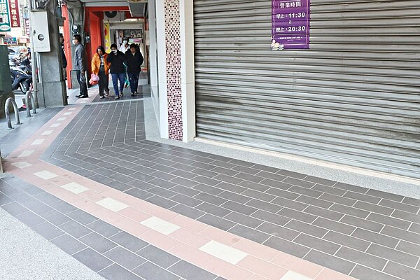 苗栗縣頭份市中正路商圈的騎樓整平工程完工,改善長度超過450公尺。圖/苗栗縣政府提供