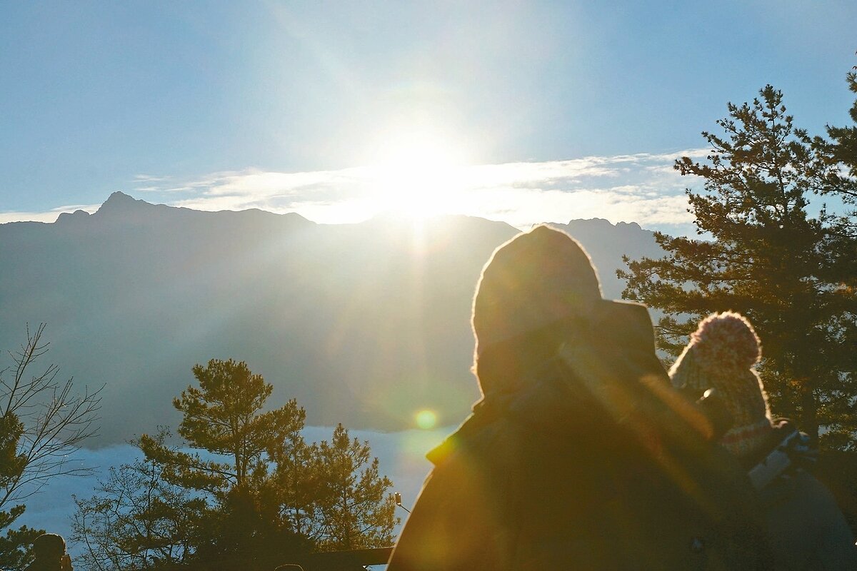 民眾漏夜排隊在嘉義縣阿里山直擊今年元旦第一道曙光。記者莊祖銘/攝影