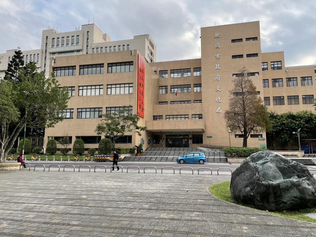 桃園市文化局周邊停車一位難求,交通局規畫文化局前廣場地下停車場工程獲前瞻補助,今年動工興建。記者張裕珍/攝影