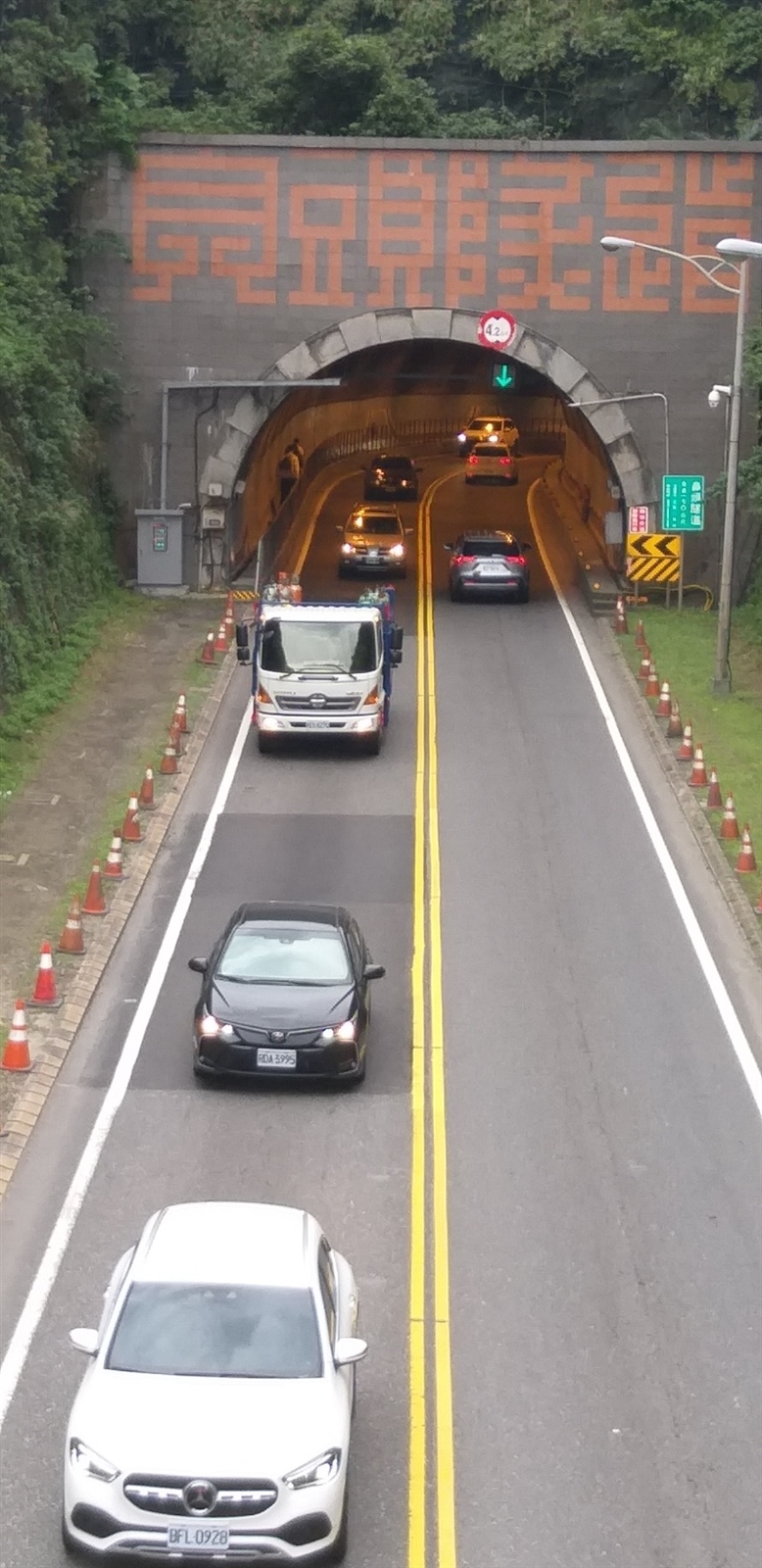 台2線鼻頭隧道已成遊客往來鼻頭、龍洞捷徑，公路總局將改善步道。記者邱瑞杰／攝影