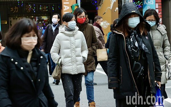 中央氣象局今天持續發布低溫特報，受輻射冷卻影響，各地氣溫明顯偏低。今晨至上午局部地區有10度以下氣溫發生的機率。本報資料照片