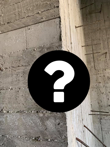 有網友發現工地的牆壁裡塞著異物,好奇這到底正不正常。圖/取自臉書社團《買房知識家(Q你的A)》