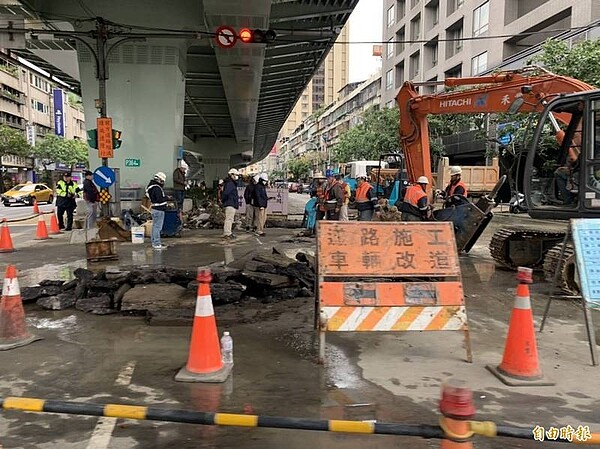 新北市板橋區民生路幹道昨晚因自來水管破裂,自來水公司派員開挖找尋滲漏點,影響2.1萬戶。記者王長鼎/翻攝