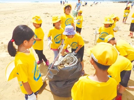 國小生參與淨灘工作是很好的「服務學習」機會。（本報資料照片）