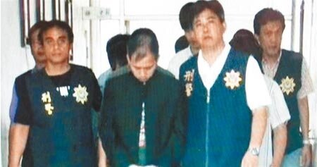 黃少華（前排中）涉嫌誘騙2名未成年少女從事色情行業，被高雄地院依違反《兒童及少年性剝削防制條例》判刑4年10月，併科10萬元罰金，可上訴。圖／中時資料照